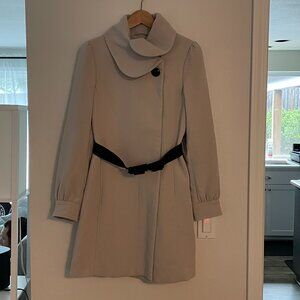 Coat with cute black belt | Light Beige | US 8
